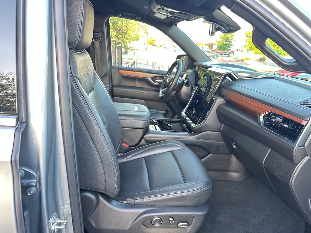 Used 2025 GMC Yukon XL Denali AWD/4WD image 33