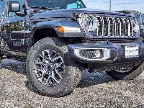 Used 2025 Jeep Wrangler Unlimited Sahara w/ Safety Group AWD/4WD image 2