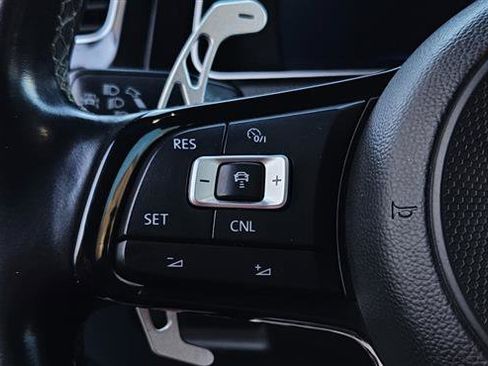 Used 2018 Volkswagen Golf R 4-Door image 11