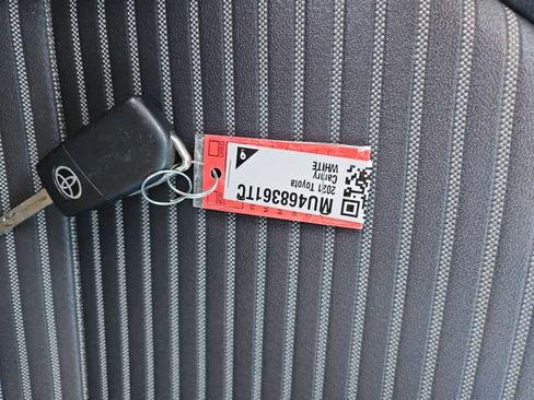 Used 2021 Toyota Camry SE image 19