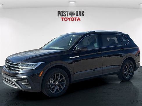 Used 2023 Volkswagen Tiguan SE image 3