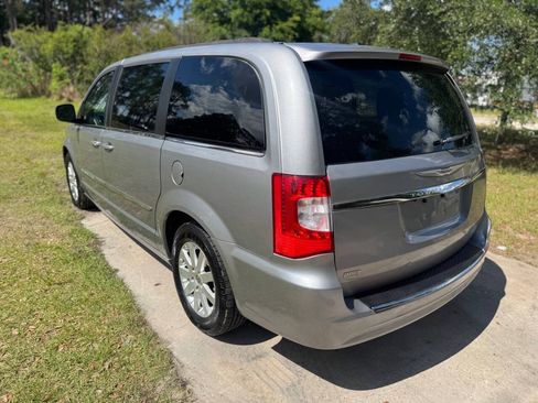 Used 2016 Chrysler Town & Country Touring FWD image 3