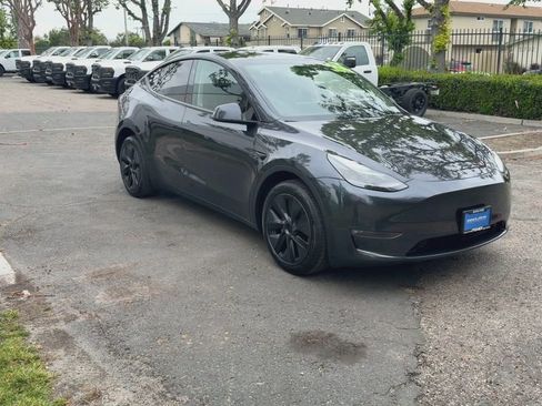 Used 2024 Tesla Model Y Long Range image 2