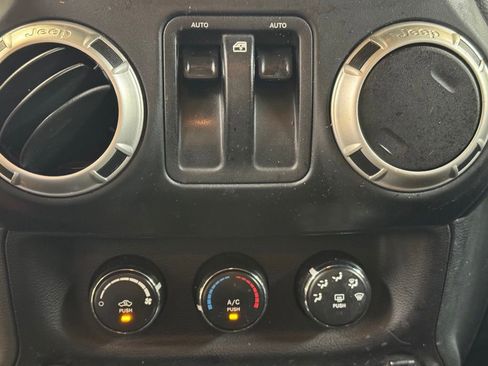 Used 2018 Jeep Wrangler Sahara AWD/4WD image 27