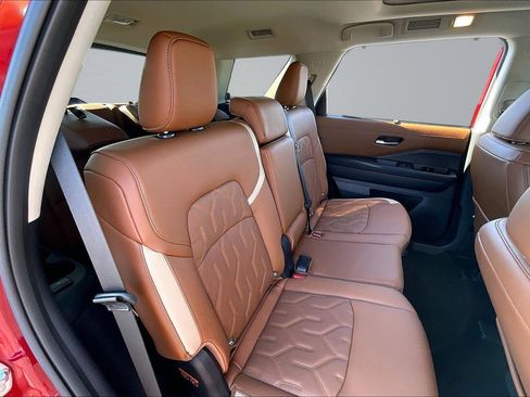 New 2026 Nissan Pathfinder Platinum AWD/4WD image 10