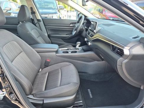 Used 2025 Nissan Altima 2.5 SV FWD image 29