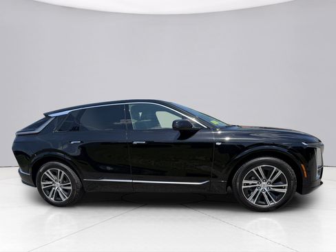 Used 2025 Cadillac Lyriq Luxury AWD/4WD image 11