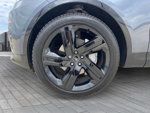 New 2025 Land Rover Discovery Dynamic SE image 9