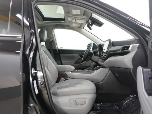 Used 2021 Toyota Highlander XLE image 11