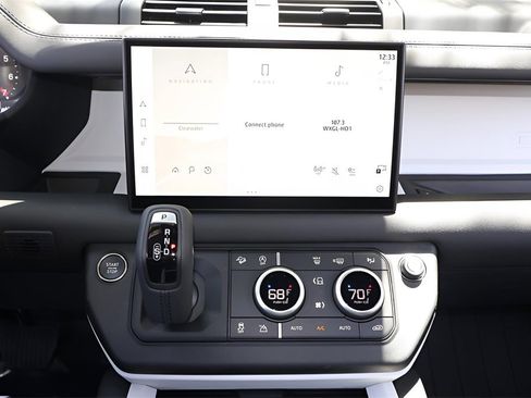 New 2025 Land Rover Defender 90 X-Dynamic SE image 18