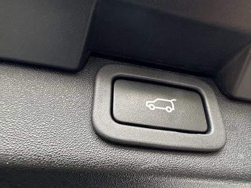 Used 2020 Land Rover Discovery SE image 32