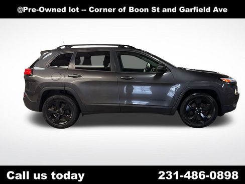 Used 2016 Jeep Cherokee Latitude w/ Cold Weather Group AWD/4WD image 6