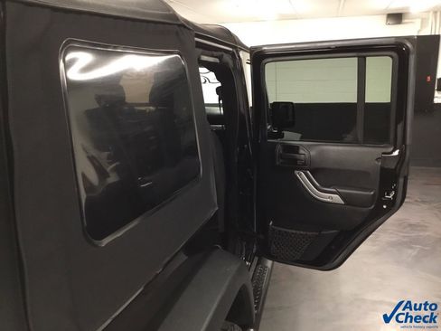 Used 2015 Jeep Wrangler Unlimited Rubicon w/ Connectivity Group image 40