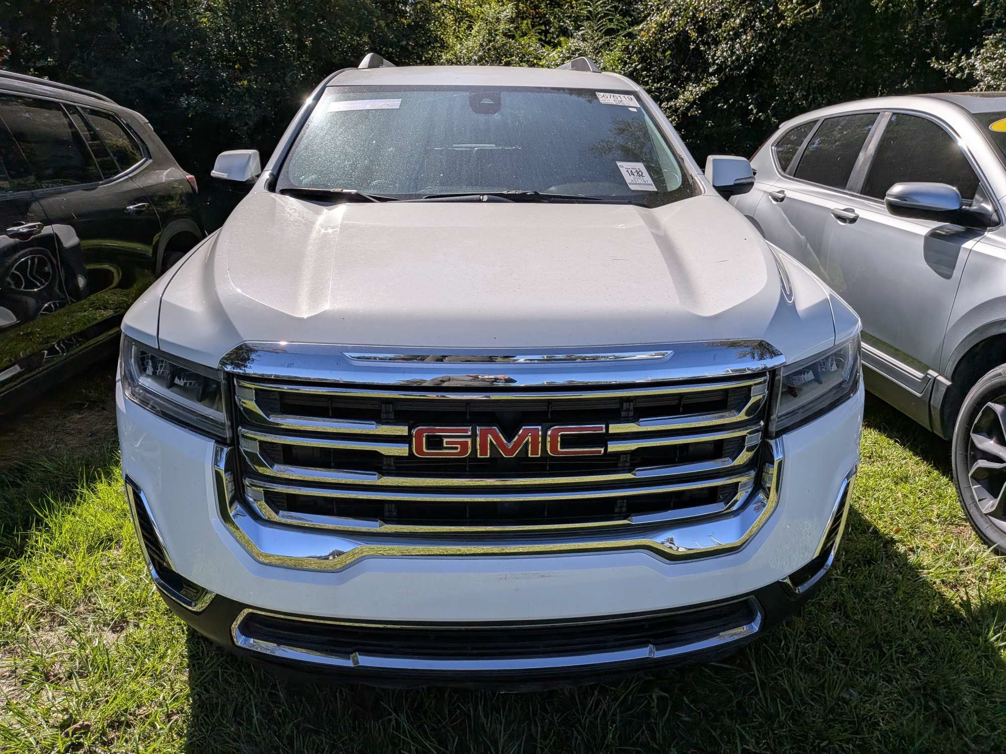 Used 2023 GMC Acadia SLT w/ Preferred Package FWD image 2