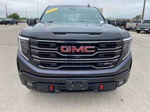 Used 2025 GMC Sierra 1500 AT4 w/ Technology Package AWD/4WD image 9