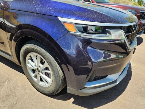 Used 2023 Kia Carnival LX FWD image 5