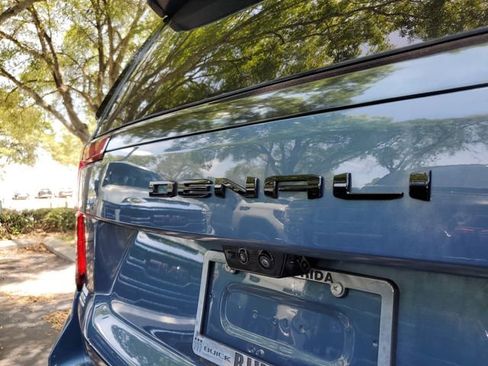 Used 2025 GMC Yukon XL Denali Ultimate AWD/4WD image 8