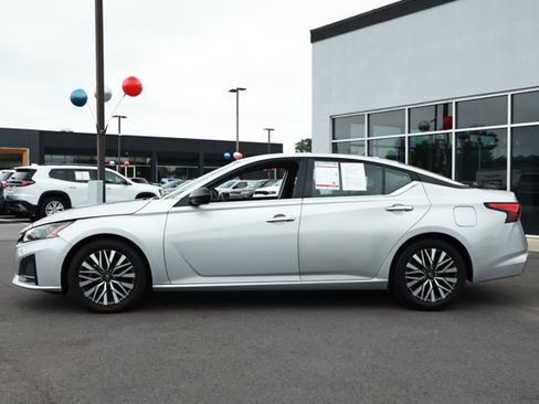 Used 2024 Nissan Altima 2.5 SV FWD image 9
