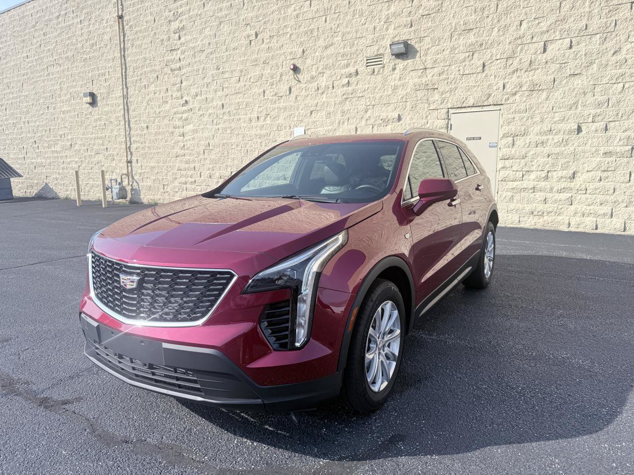 Used 2023 Cadillac XT4 Luxury w/ Cold Weather Package AWD/4WD image 1