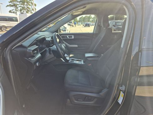 Certified 2022 Ford Explorer XLT RWD image 2