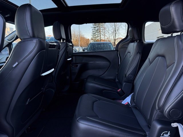 New 2026 Chrysler Pacifica Select AWD/4WD image 19
