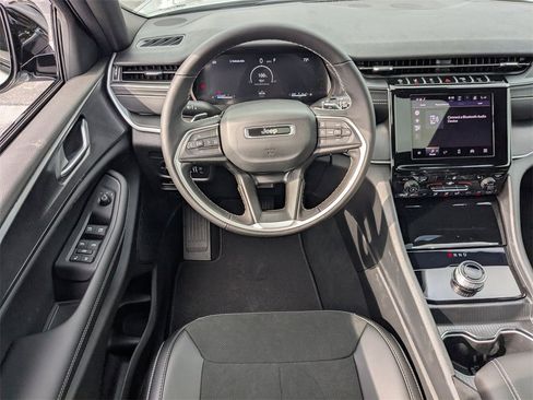 New 2025 Jeep Grand Cherokee Altitude image 19