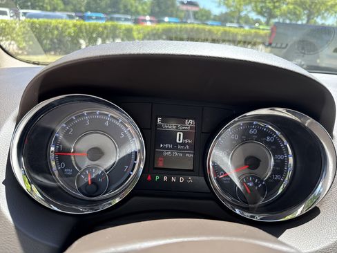 Used 2014 Chrysler Town & Country Touring-L w/ Driver Convenience Group FWD image 26