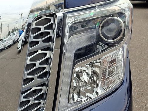 Used 2019 Nissan Titan SL image 9