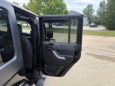 Used 2017 Jeep Wrangler Unlimited Sahara AWD/4WD image 32