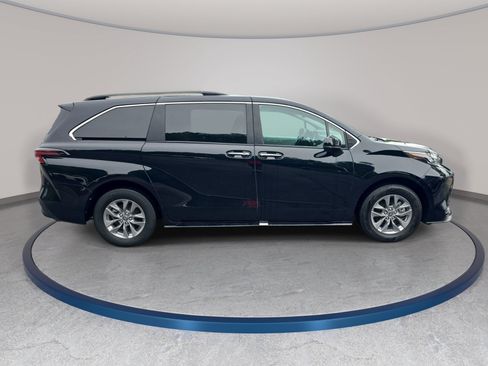 Used 2025 Toyota Sienna XLE FWD image 4