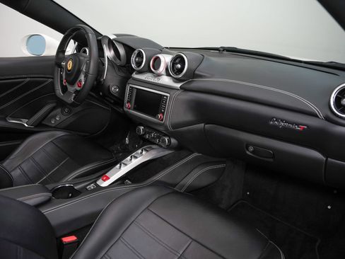 Used 2016 Ferrari California T RWD image 32