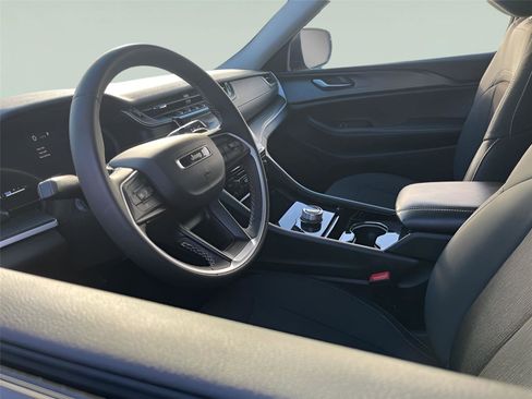 Used 2023 Jeep Grand Cherokee L Laredo image 13