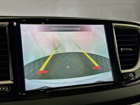 Used 2024 Chrysler Pacifica Touring-L FWD image 32