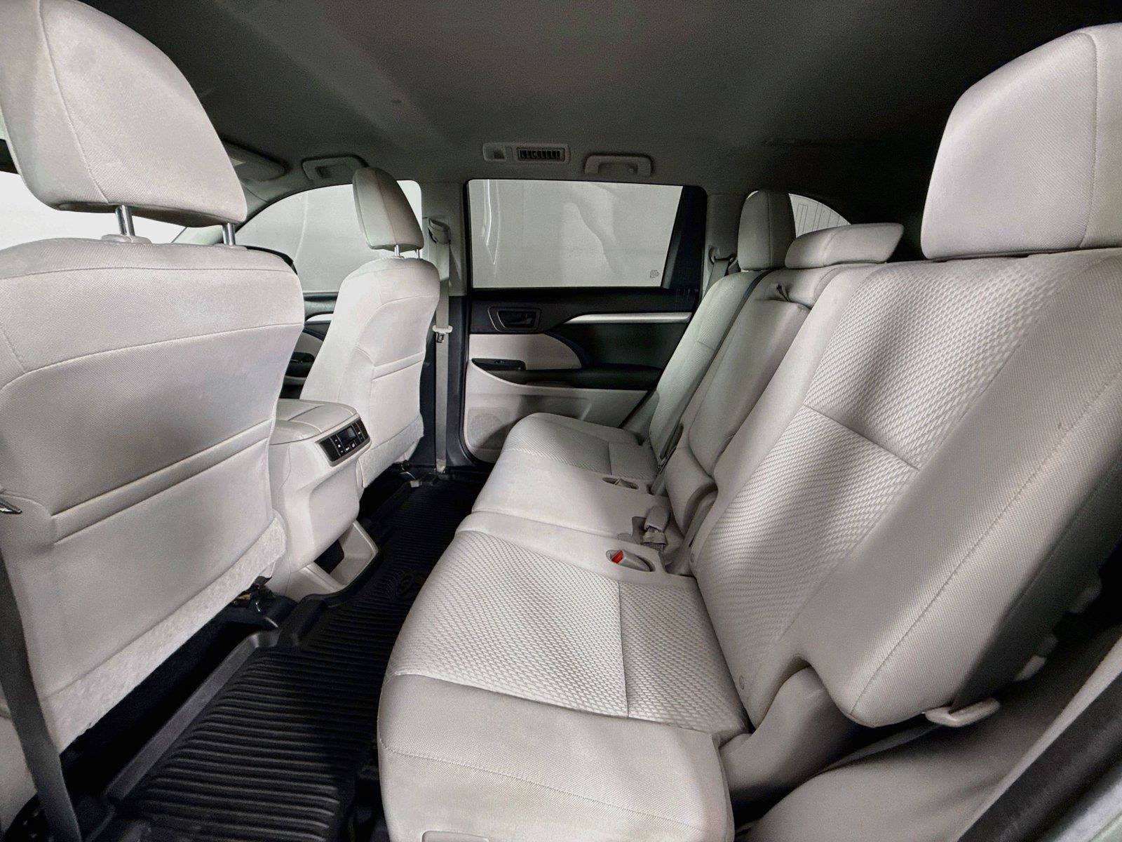 Used 2016 Toyota Highlander LE AWD/4WD image 25