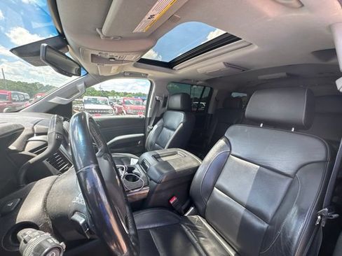 Used 2019 Chevrolet Suburban LT w/ LT Signature Package RWD image 9