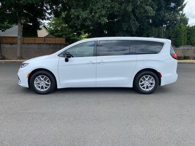 Used 2025 Chrysler Pacifica Select FWD image 2