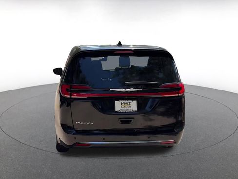 Used 2024 Chrysler Pacifica Touring-L FWD image 12