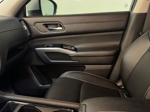 Used 2023 Nissan Pathfinder SL image 38