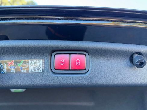 Used 2025 Mercedes-Benz C 300 Sedan image 17