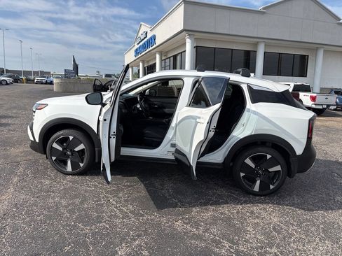 Used 2025 Nissan Kicks SR image 4