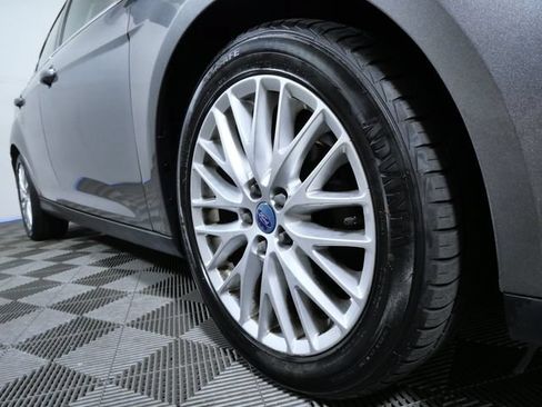 Used 2012 Ford Focus SEL FWD image 2