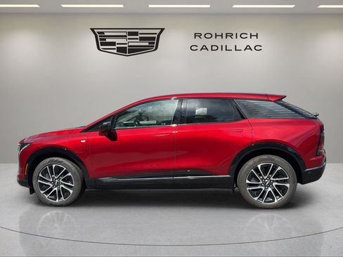 Certified 2025 Cadillac Optiq Sport 2 w/ LPO, Floor Liner Package AWD/4WD image 7