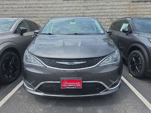 Used 2019 Chrysler Pacifica Touring Plus w/ Tire & Wheel Group FWD image 2