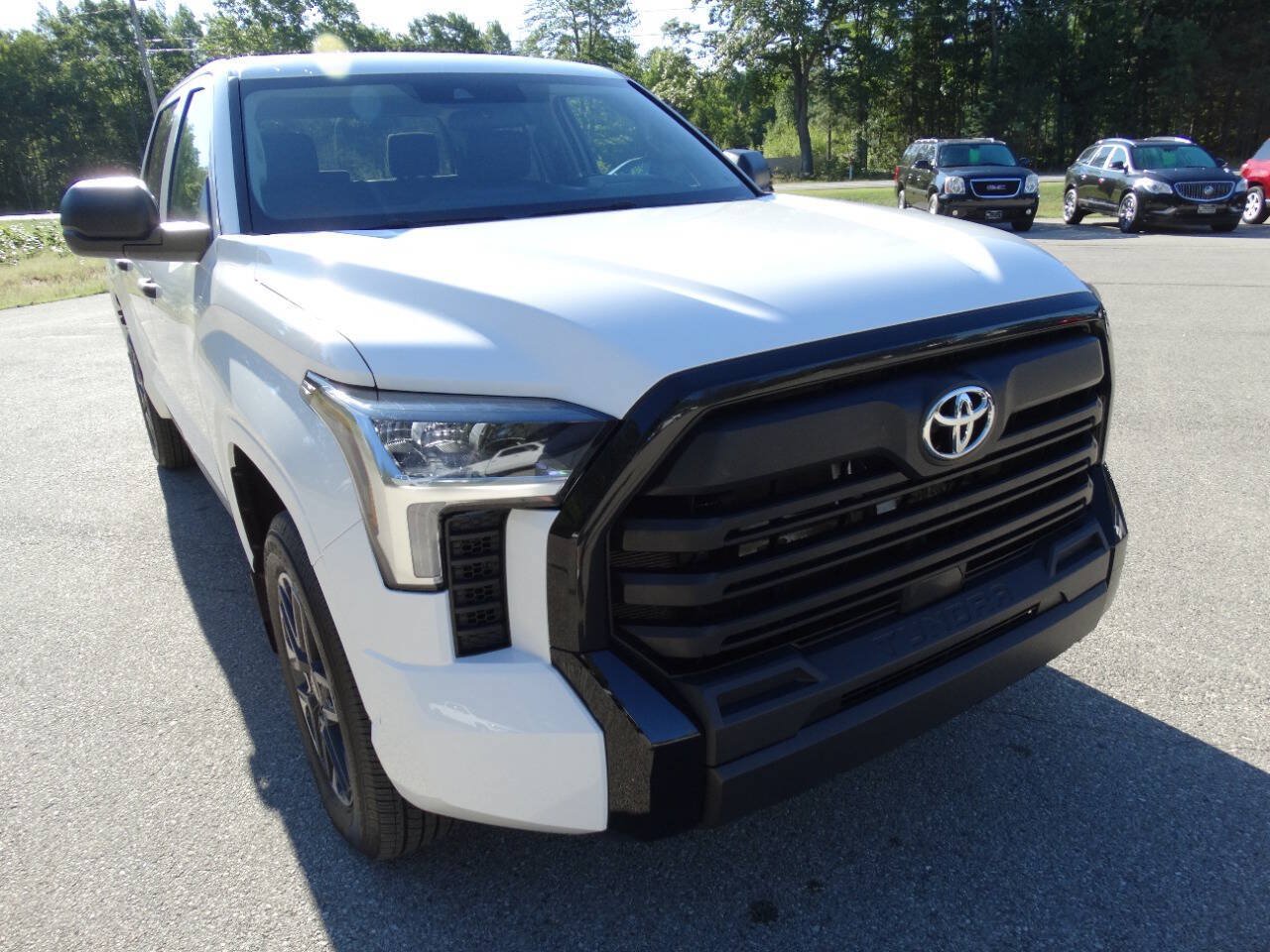 Used 2022 Toyota Tundra 4x4 CrewMax SR image 2