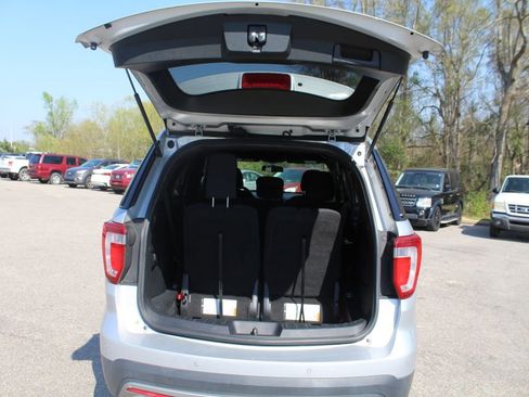 Used 2017 Ford Explorer XLT image 15
