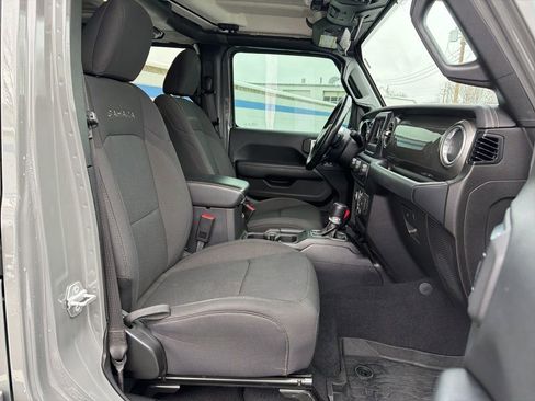 Used 2020 Jeep Wrangler Unlimited Sahara image 25