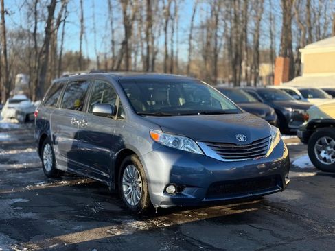 Used 2017 Toyota Sienna XLE Premium image 3