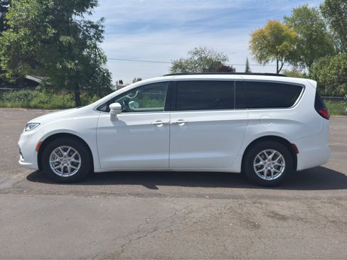 Used 2022 Chrysler Pacifica Touring-L FWD image 20