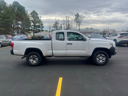 Used 2016 Toyota Tacoma SR image 15