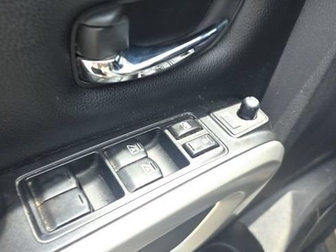 Used 2018 Nissan Titan SV AWD/4WD image 8